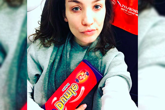 У Вики Дайнеко самый грустный Валентин. По словам девушки, она никогда не любила этот праздник, и сегодня он ей ответил взаимностью. "Послал меня куда подальше от самых любимых. Буду конфетами заедать свою печаль", - поделилась певица наболевшим