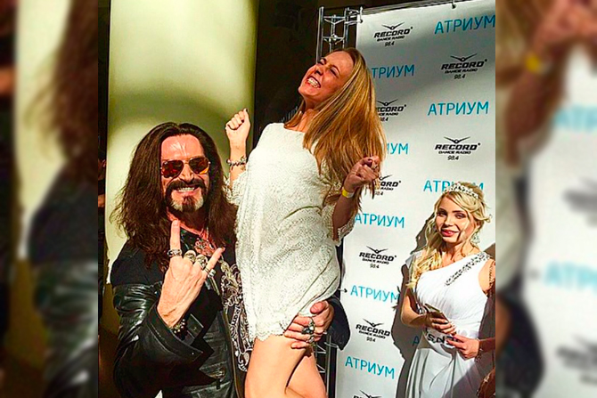 День святого Валентина, или День всех влюбленных – праздник, который 14 февраля отмечают по всему миру. Особенно любят этот день звезды шоу-бизнеса. Эпатажный Никита Джигурда всегда верен себе. Он поздравил женщин эротическим четверостишьем