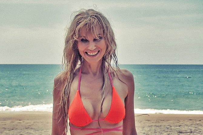 В видео Ирина предстала в разных образах, от романтической красавицы, до роковой и сексуальной дивы