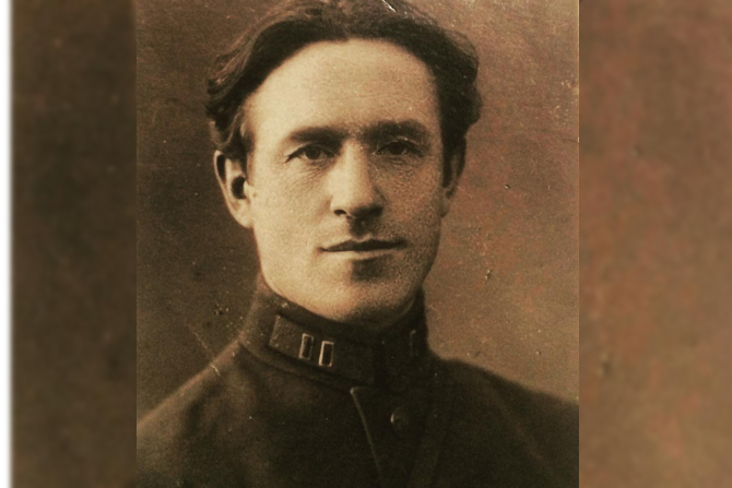 Певец Сергей Шнуров показал фотографию деда