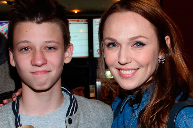 Альбина Джанабаева пришла на премьеру фильма "8 лучших свиданий", главную роль в котором сыграла ее бывшая коллега по группе "ВИА Гра" Вера Брежнева. В кинотеатре "Октябрь" Джанабаева появилась с сыном Константином