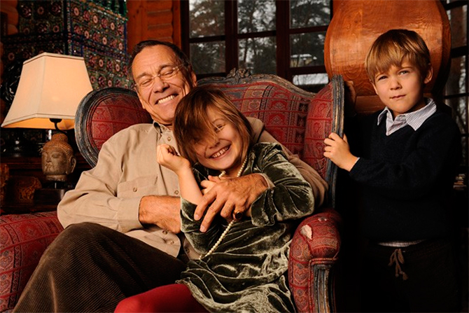 У знаменитостей не только особый стиль, но и ритм жизни. Популярные актеры и музыканты готовы не только работать без устали, но и строить семью, становясь отцами даже после 50 лет. Так, например, Юлия Высоцкая родила Андрею Кончаловскому сына Петю, когда режиссеру было 65 лет