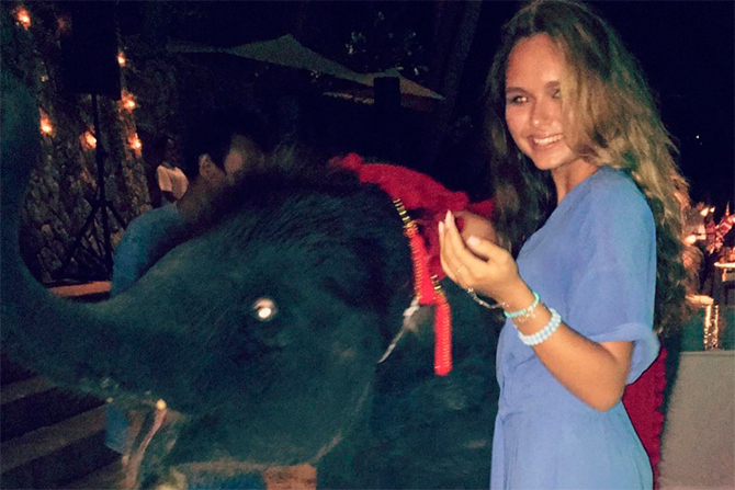 Наследница звездной фамилии весело проводит время в Таиланде