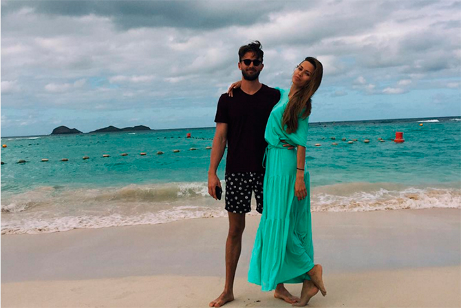 Виктория Боня вместе с возлюбленным Алексом Смерфитом и дочерью Анджелиной отправилась на днях на остров Сен-Барт в Карибском море