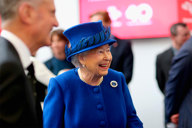 Британская королева всегда элегантна и всегда в шляпе, подобранной в тон к наряду