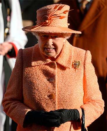 Одежду и шляпки Елизавете II шьют придворные дизайнеры