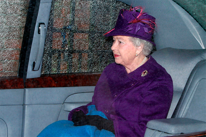 Если шляпка украшена цветами, то средних размеров