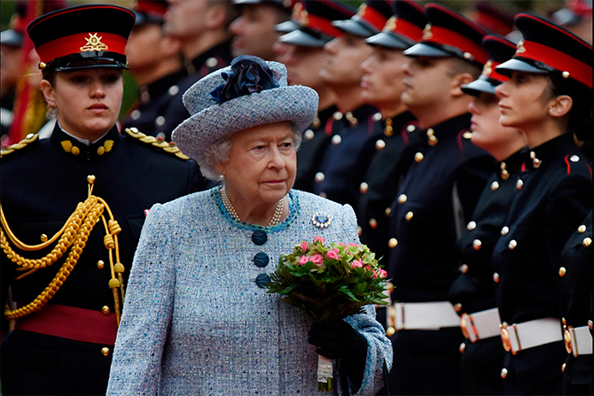 Королева не ограничивает себя в цветовой гамме