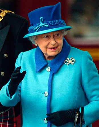 Все ее шляпки не очень широкополые и имеют тулью средней высоты