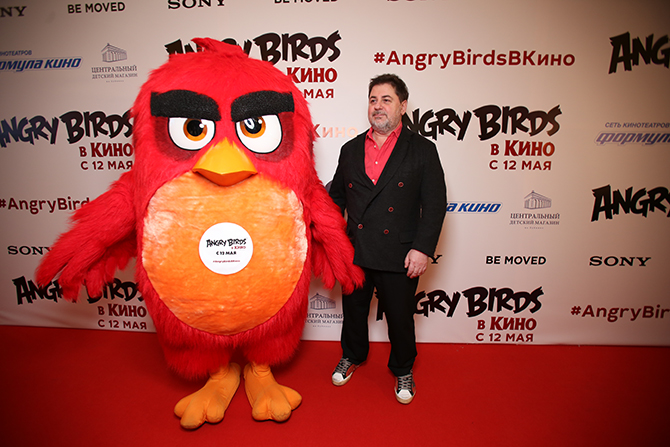 Миниатюрный Цекало ничуть не смутился тем, что новый друг выше него на полголовы