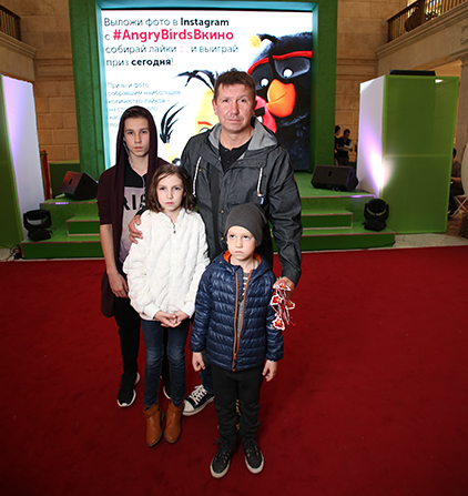 Участник группы Uma2rmaH тоже решил не упускать возможности потрогать руками героев кино и прихватил с собой троих детей