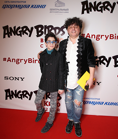 А завсегдатай светских мероприятий Армен Ерицян решил показать новый мультфильм сыну