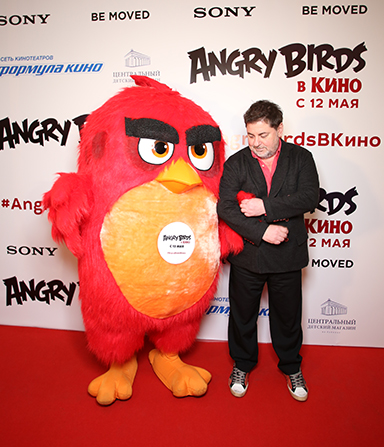 Совершенно очарованный, актер тут же взял мохнатого героя под руку