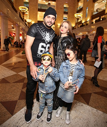 Певец Александр Бердников привел семью в полном составе - "Angry Birds в кино" с ним смотрели жена, дочь и сын