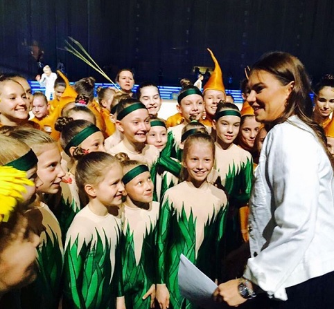 Дети не уставая благодарили Кабаеву за подаренную возможность выступить на фестивале. "Мы счастливы!", "Мы любим Алину!" - подобными комментариями усыпали соцсети юные звездочки