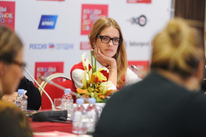 В 2005 году Наталья Водянова вместе с супругом учредила благотворительный некоммерческий фонд «Обнаженные сердца» - логотип для него разработал и нарисовал Джастин