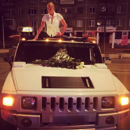 По уверениям Волочковой, всю дорогу до отеля в городе Орск она просидела в шпагате на крыше автомобиля