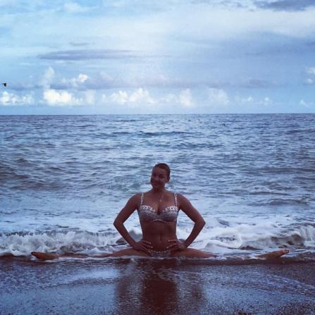 Чего бы не принесла с собой очередная волна, Волочкова остается в шпагате