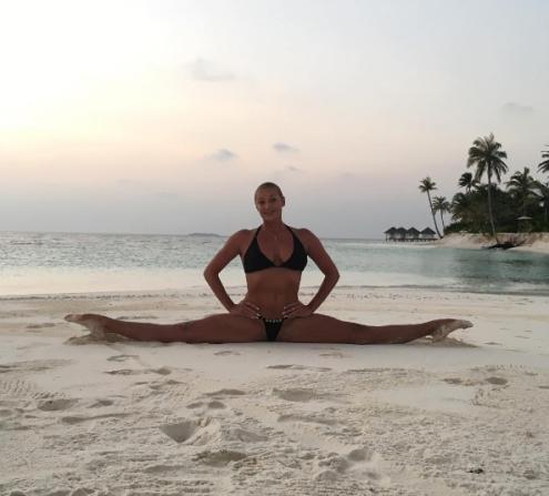 И все-таки больше всего балерине нравятся шпагаты на пляже