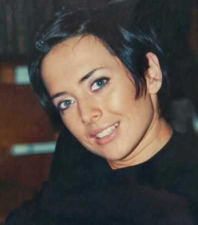 Свою карьеру артистка начала в группе "Блестящие"