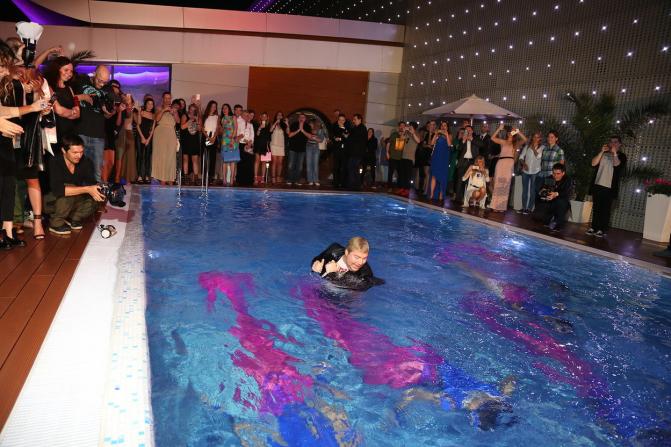Pre-party завершилась торжественным открытием бассейна. И это было прямым намеком на то, что лето в разгаре и пора бы начать купальный сезон. Какая бы погода не была за окном. Первым оценил 15-метровый бассейн с подогревом Николай Басков, которого туда столкнули друзья-артисты