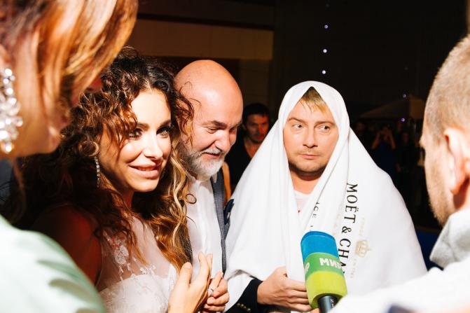 Несмотря на дождливую погоду всем собравшимся на pre-party было действительно жарко и очень весело