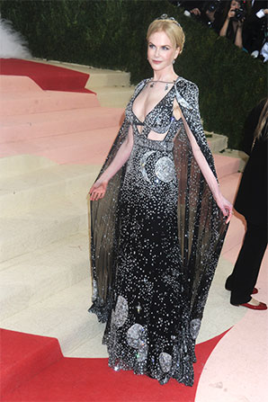 Высокая, стройная, пластичная, с копной рыжих волос, фарфоровой кожей и необыкновенно живым лицом она была рождена для сцены