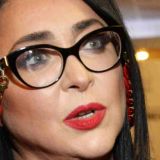 Цекало засмотрелся на прикрывшую обнаженную грудь цветами Лолиту