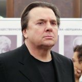 Эрнст с беременной женой взглянули на зажигающего мужа онкобольной Заворотнюк