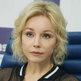 Зудина в розовом провалилась на красной дорожке