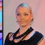 Анастасия Волочкова дважды села в лужу на глазах у всех