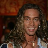 Полуобнаженный Тарзан предался любовным забавам с девушкой на глазах у Королевой