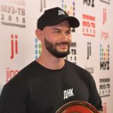 Джиган вручил маленьким дочерям опасное оружие и учит их воевать