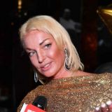 Избранник Волочковой в разгар коронавируса подарил ей бумагу вместо цветов