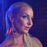 Не узнать: извивающаяся Волочкова с темными волосами и точеной талией всполошила народ