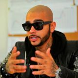 Одетый в бронежилет Тимати забрался на крышу с маленьким сыном в коляске