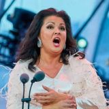 Неухоженная Нетребко в одном халате вызвала недоумение 