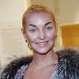 Волочкова вышла на улицу в трусах