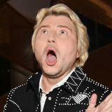 Летающие ножи и звуки выстрелов: странные развлечения Баскова на самоизоляции