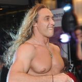 Соображающий в половых вопросах Тарзан нашел работу после жалоб на безденежье