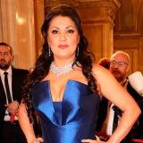 Обнаженная Анна Нетребко прикрылась одними лишь цветами 