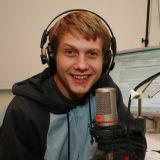 Нежно прижавший к себе девушку Корчевников спровоцировал слухи о романе