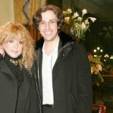 Играют роли: изображающих счастливую семейную жизнь Пугачеву и Галкина закидали камнями