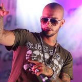 Тимати закидали камнями за прилюдную игру с киской: Вот на кого променял Решетову