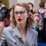 Известная актриса встала на колени перед Ксенией Собчак