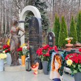 Отец отчитал фанатов Фриске за нелепые украшения на ее могиле