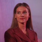 Раздетая Асмус с бутылкой водки в руках всполошила народ