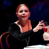 В шубе на голое тело: Пегова пошла вразнос в театре