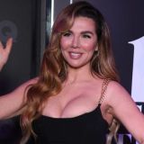 Седокова показала прелести в обтягивающем топе