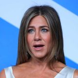 Дженнифер Энистон заклевали из-за странного украшения на елке